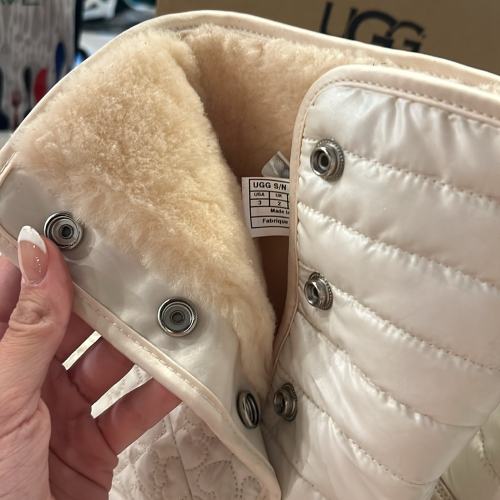 Kids size 3 Ugg boots - Picture 3 of 3